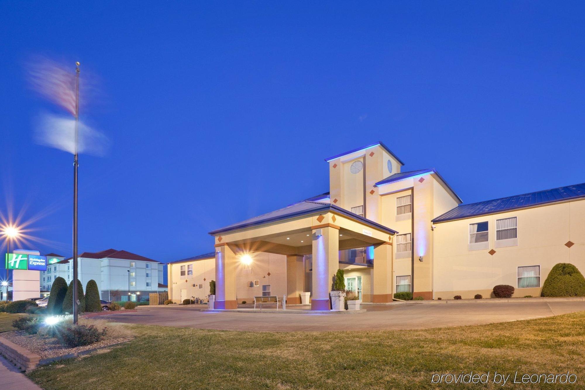 Windsor Inn&Suites Dodge City Exterior foto